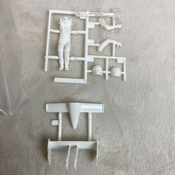 1999 REVELL DAN GURNEY'S CASTROL REYNARD RACE CAR PLASTIC MODEL KIT 1/25 SCALE - Picture 15 of 16